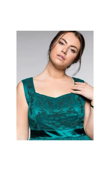 Romantiline Sheego kleit laiade õlarihmadega