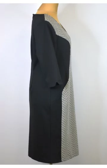 Sheego kootud kleit, mille esiosa on graafilise mustriga