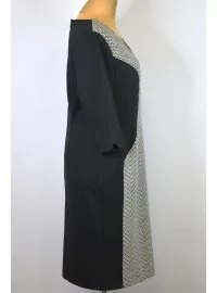 Sheego kootud kleit, mille esiosa on graafilise mustriga