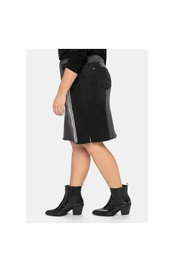 Sheego teksaseelik, mis on figuurilõikega efektiga