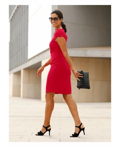 Laura Kenti kleit Komplimente sobiva siluetiga