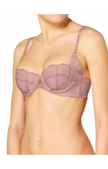 TRIUMF KAUNISTATUD SISULISELT WHP 01 E