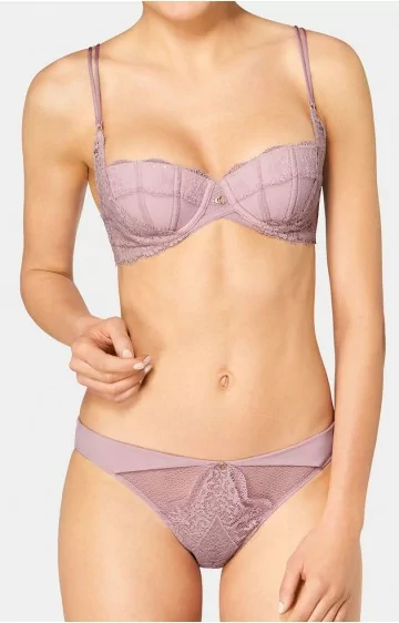 TRIUMF KAUNISTATUD SISULISELT WHP 01 E