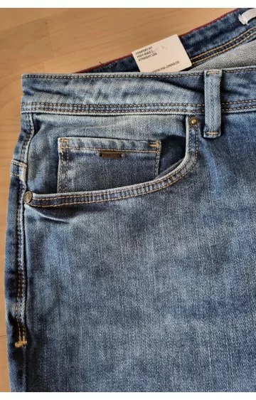 H.I.S. teksad tikitud taskute ja kõrgema vöökohaga.